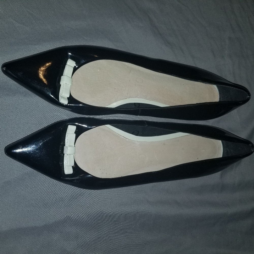 Black plastic pointed size 10 flats